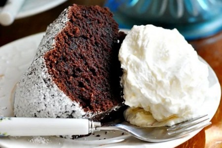 Gâteau au chocolat avec du vin rouge