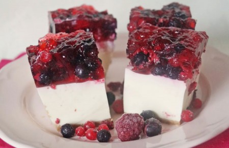 Gâteau au yaourt et aux fruits en gelée de vin rouge