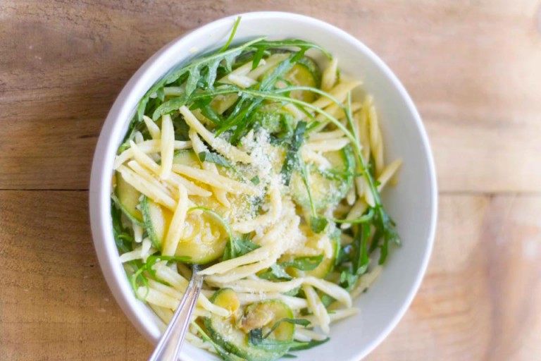 Cuisiner une casareccie roquette, courgettes et menthe pomme du jardin